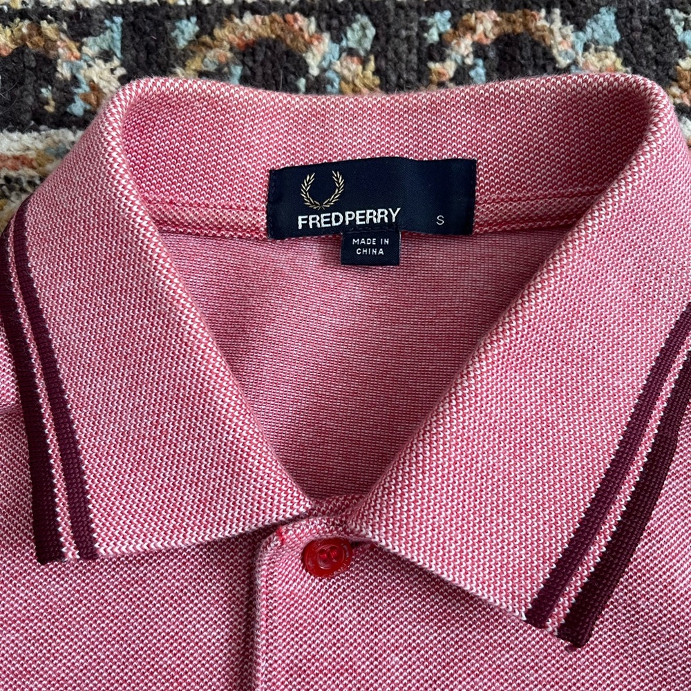Fred Perry polo in pink/red. Small